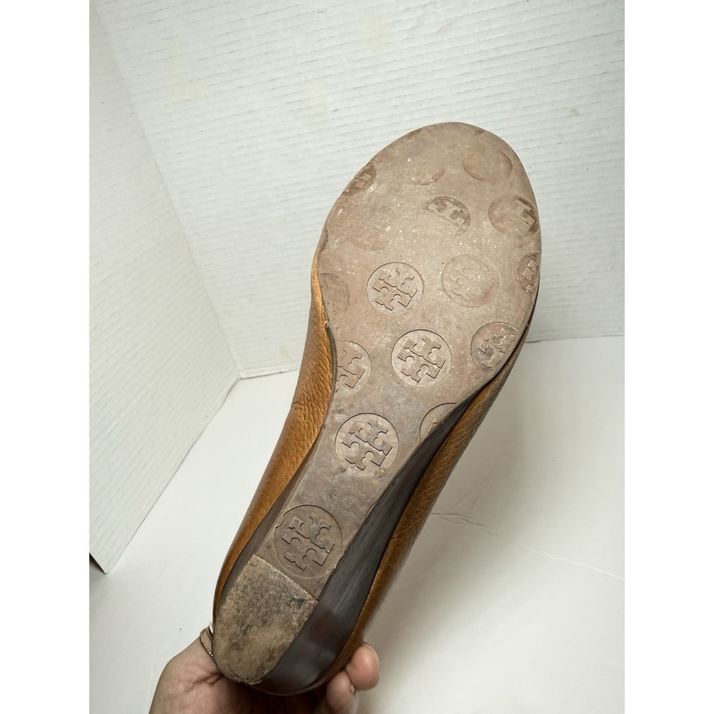 Tory Burch Sally 2 Peep Toe Wedge Heels Tan Leather Gold Logo Women's Sz 7.5 - Picture 9 of 16